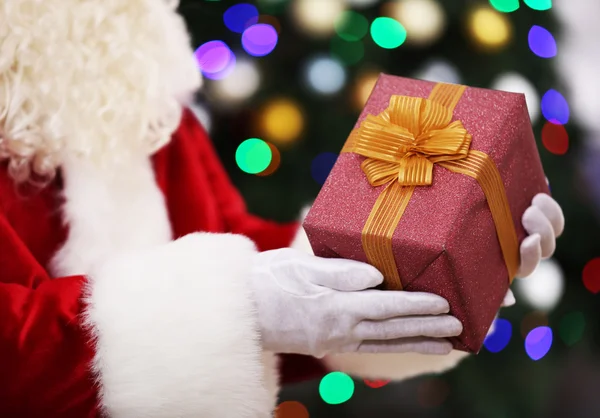 Santa holding hediye — Stok fotoğraf