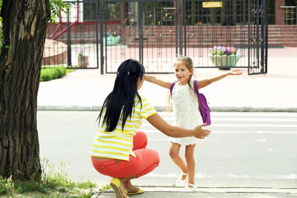 Menina com mãe perto da escola — Fotografia de Stock