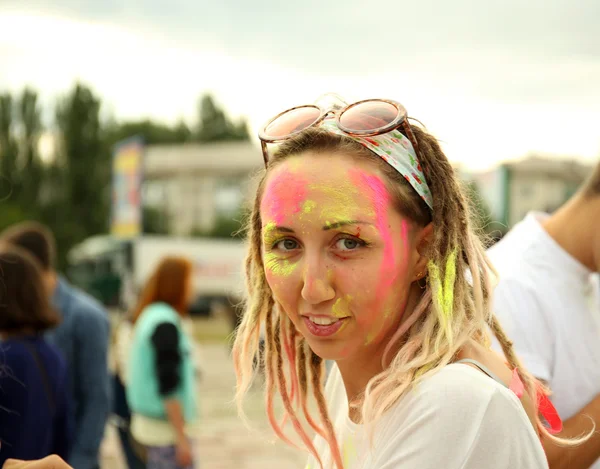Νέοι Άνθρωποι Γιορτάζουν Holi Φεστιβάλ Χρώμα Στο Πάρκο — Φωτογραφία Αρχείου