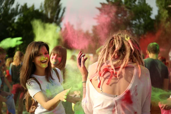 People celebrate Holi color festival — Stock Photo, Image