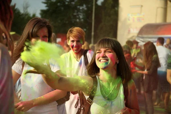 People celebrate Holi color festival — Stock Photo, Image