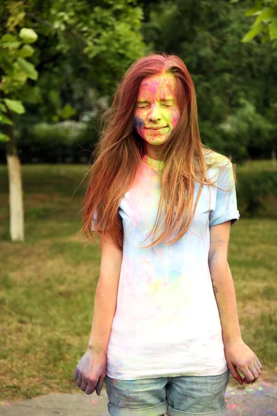 Młoda kobieta na Holi Festiwal kolor — Zdjęcie stockowe