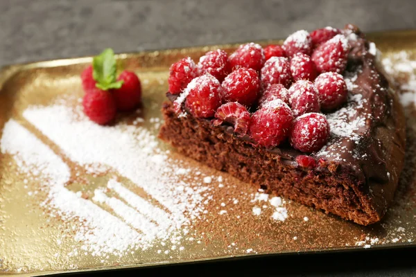 Piece of cake with Chocolate Glaze and raspberries on tray, close-up — Stock Photo, Image