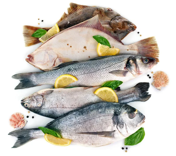 Peixes frescos com especiarias isoladas em branco — Fotografia de Stock