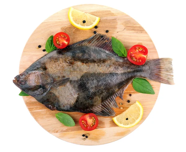 Poisson frais aux épices sur planche à découper isolé sur blanc — Photo