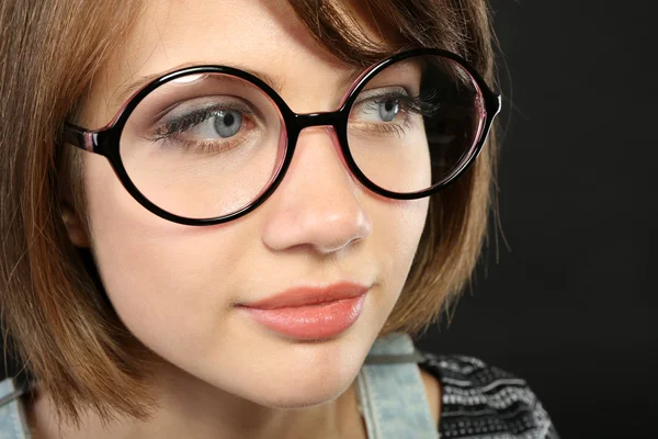 Atrakcyjna młoda kobieta w okularach — Zdjęcie stockowe