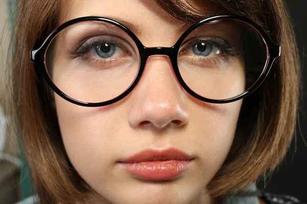 年轻漂亮的女人，戴着眼镜 — 图库照片