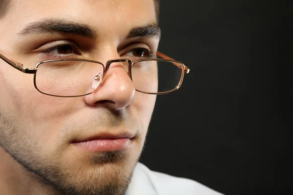 Jovem atraente com óculos — Fotografia de Stock