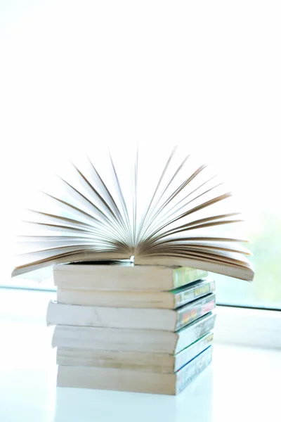 Libros sobre alféizar de ventana blanca — Foto de Stock