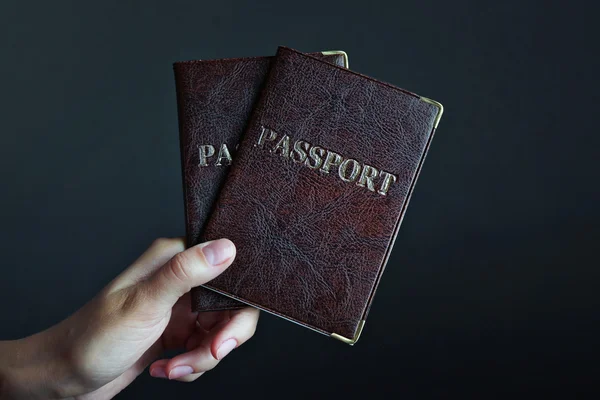 Pasaportes de mano femeninos — Foto de Stock