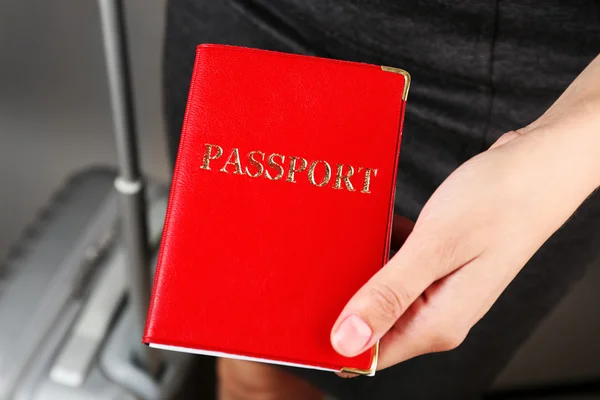 Жінка холдингу паспорт — стокове фото