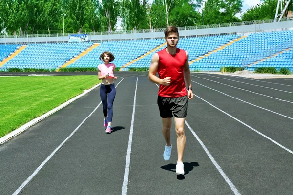 Jóvenes corriendo en el estadio — Foto de Stock