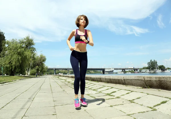 Joven mujer corriendo al aire libre —  Fotos de Stock