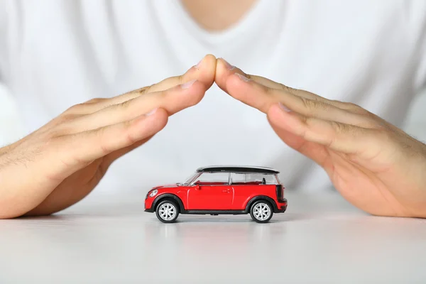 Manos masculinas y coche — Foto de Stock