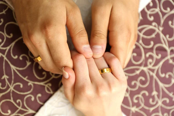 Mãos de recém-casados à mesa no café, close-up — Fotografia de Stock