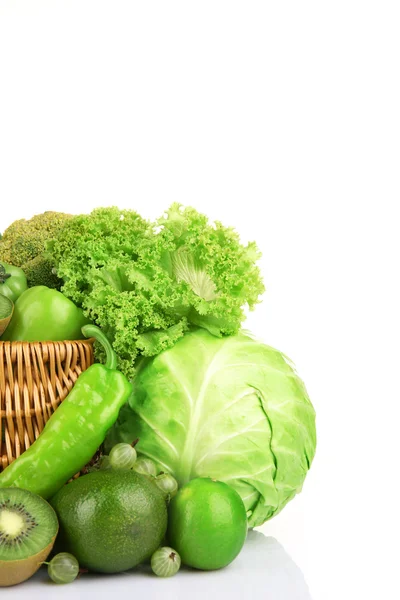 Comida verde fresca en canasta de mimbre aislada en blanco — Foto de Stock