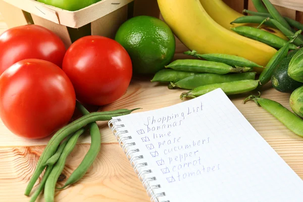 Winkelen lijst wit verse groenten en fruit — Stockfoto