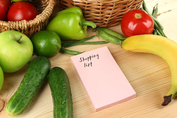 Einkaufsliste mit frischem Gemüse und Obst — Stockfoto