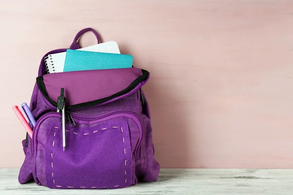 Sac à dos scolaire sur fond en bois — Photo