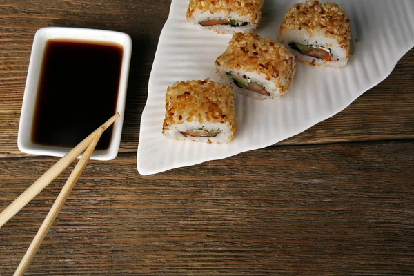 Rouleaux avec sauce et bâtonnets — Photo