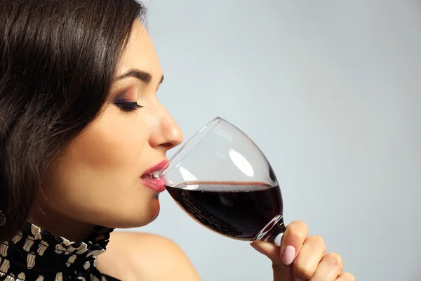 Frau mit Glas Rotwein — Stockfoto