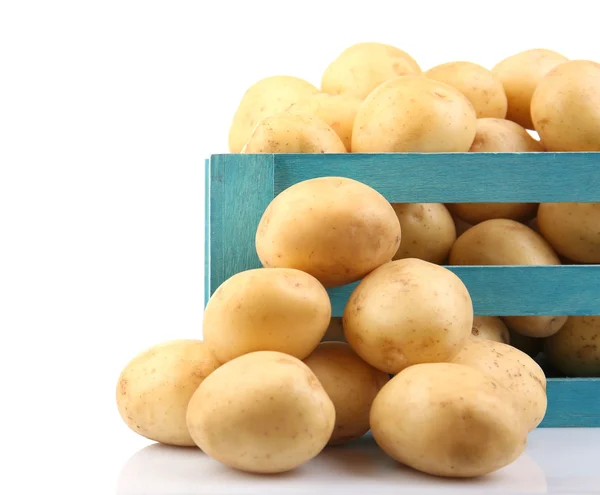 Neue Kartoffeln in Holztisch isoliert auf weiß — Stockfoto