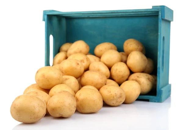 Batatas novas em mesa de madeira isoladas em branco — Fotografia de Stock