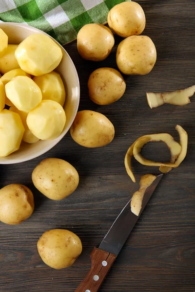 Batatas novas descascadas em tigela — Fotografia de Stock