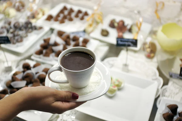 Weibliche Hand hält Tasse mit heißer Schokolade — Stockfoto