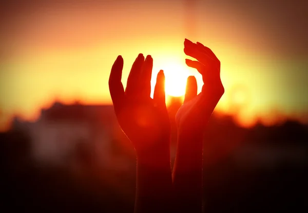 Vrouwelijke handen op zonsondergang — Stockfoto