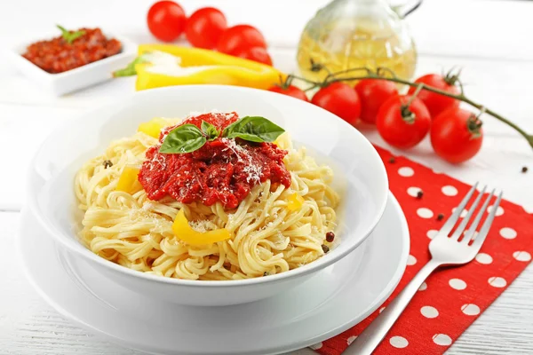 Espaguete com molho de tomate e queijo — Fotografia de Stock