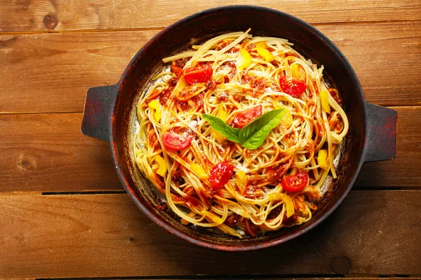 Spaghetti fatti in casa alla bolognese in padella — Foto Stock