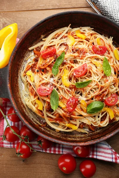 Domowe Spaghetti Bolognese na patelni — Zdjęcie stockowe