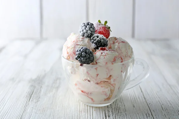 Fagylalt friss fagyasztott bogyók — Stock Fotó