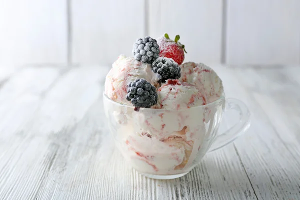 Eis mit frischen gefrorenen Beeren — Stockfoto