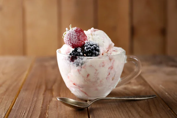 Helado con bayas frescas congeladas —  Fotos de Stock