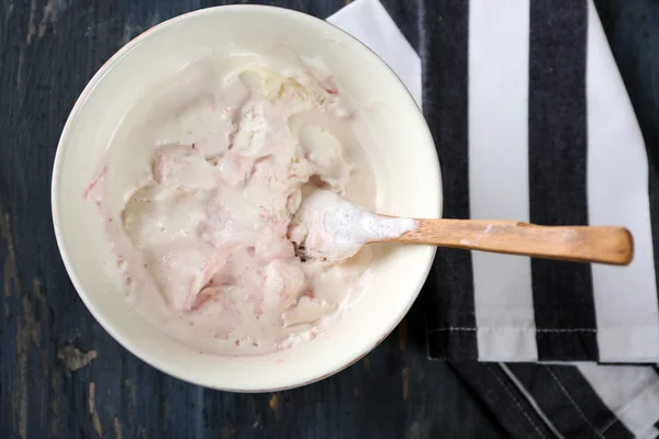 Вкусное ванильное мороженое в миске — стоковое фото