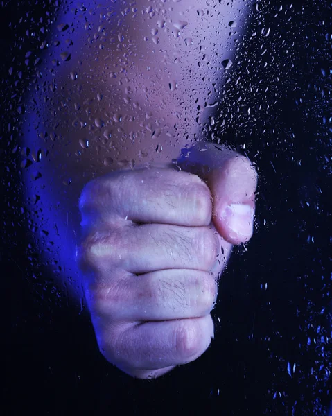 Männliche Hand hinter nassem Glas, Nahaufnahme — Stockfoto