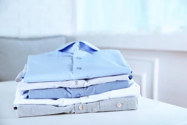 Camicie business su tavolo bianco — Foto Stock