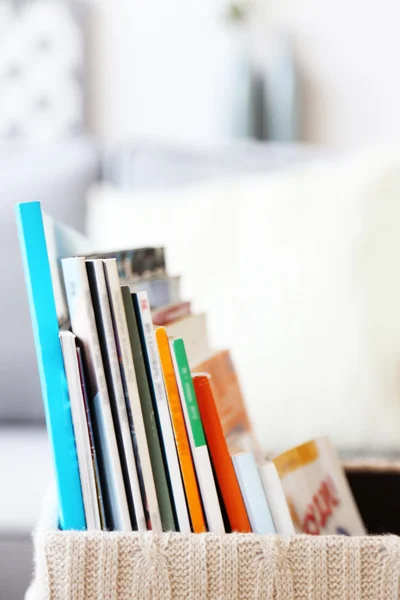 Zeitschriften im Korb im Wohnzimmer — Stockfoto