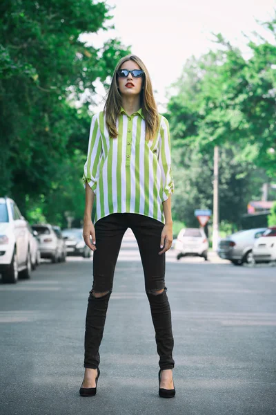 Hermosa joven posando en la calle de la ciudad — Foto de Stock