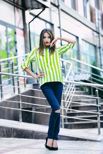 Hermosa joven posando en la calle de la ciudad — Foto de Stock