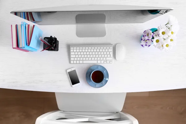 Escritório local de trabalho com computador moderno, vista superior — Fotografia de Stock