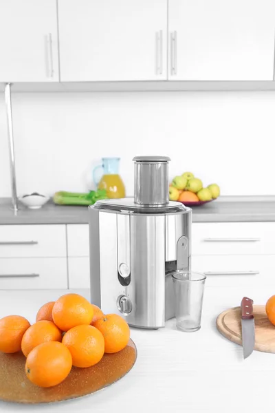 Juicer y frutas en la mesa en la cocina, de cerca — Foto de Stock