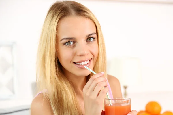 Joven hermosa mujer bebiendo jugo fresco —  Fotos de Stock