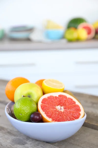 Vers fruit op tafel in de keuken — Stockfoto