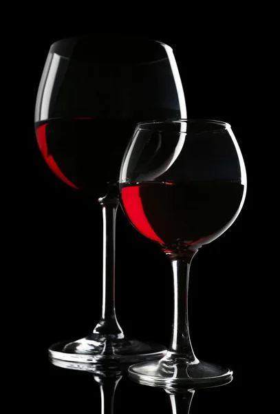 Стаканы вина на черном — стоковое фото