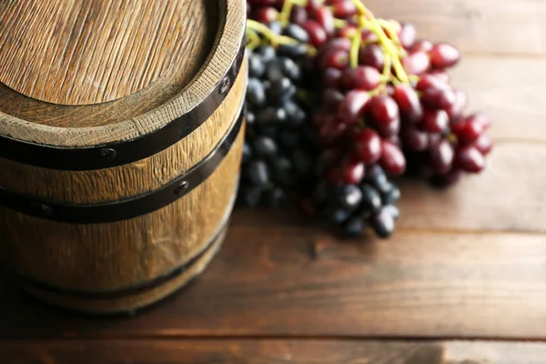 Старовинна винна бочка і виноград — стокове фото