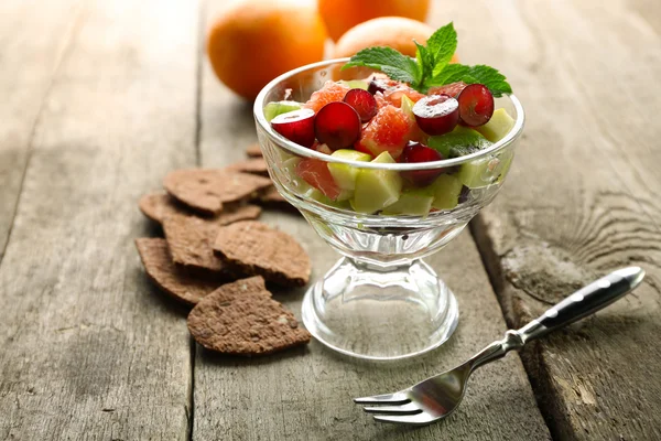 Salada de frutas em tigela de vidro — Fotografia de Stock