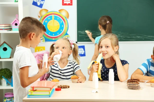 Schattige kinderen op lunch moment — Stockfoto